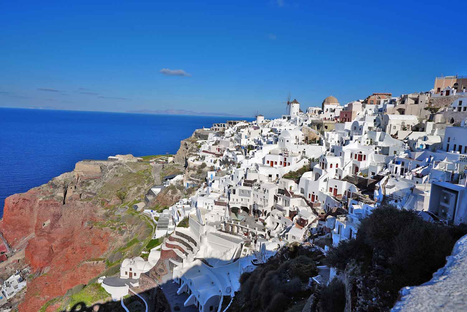 cruise ship stop at santorini greece